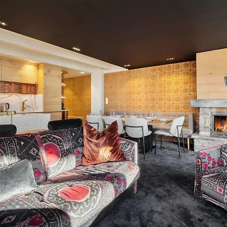Luxurious With Ski-in And Out Access In Centre *