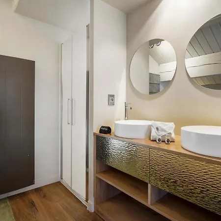 Luxurious With Ski-in And Out Access In Centre 公寓